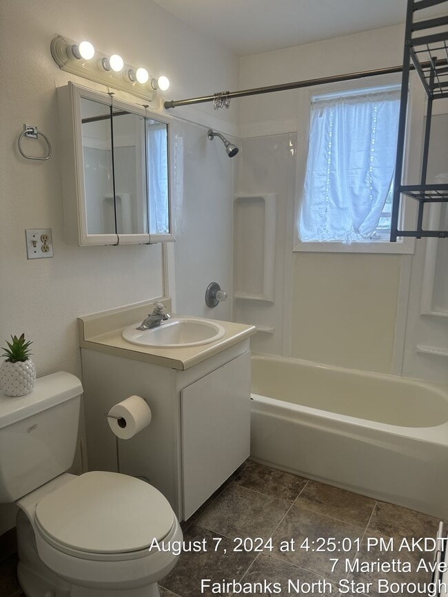 Building Photo - Charming 1 bedroom apt in quiet complex! T...