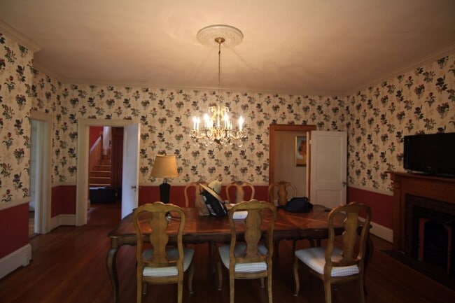 Building Photo - Radford, 5 BR / 2.5 BA, Available in August