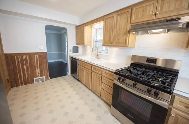 Building Photo - 5976 Hodgman Dr