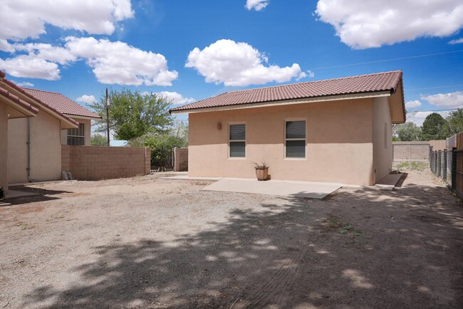 Building Photo - NW Albuquerque | 2 bed / 1 bath | Casita |...