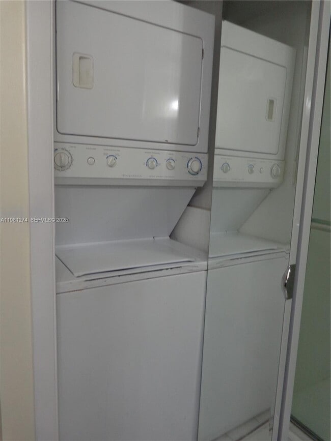 Building Photo - 305 Lakeview Dr