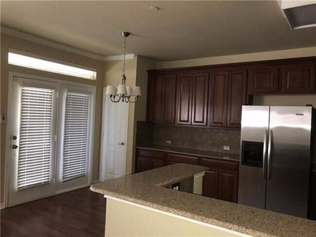 Building Photo - Great Townhome in Prime Locaton