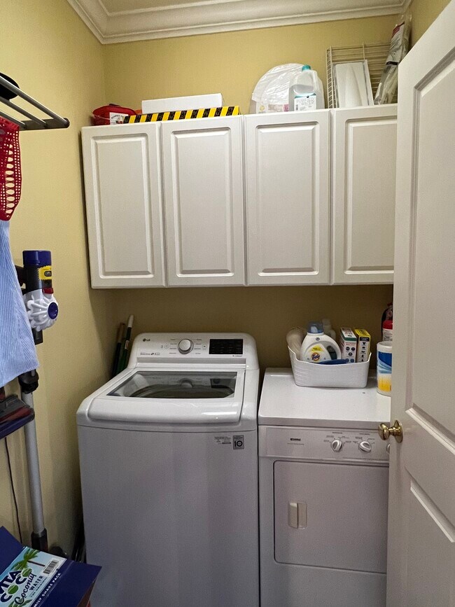 Laundry room w/ Washer & Dryer - 39 Park Sq N