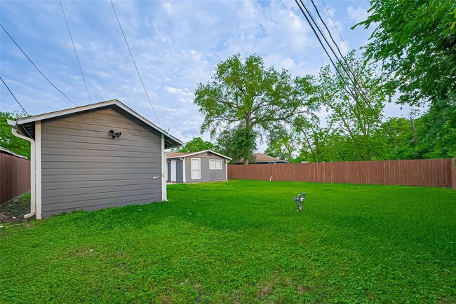 Building Photo - 2226 Rainbow Dr