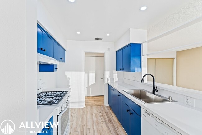 Building Photo - Stunning Ocean Views! 1 Bedroom Condo Avai...