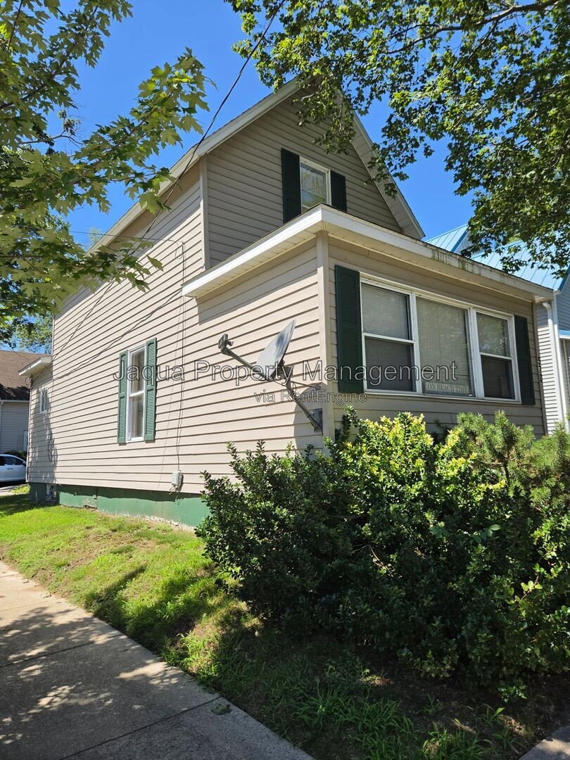 Building Photo - 570 Maple St