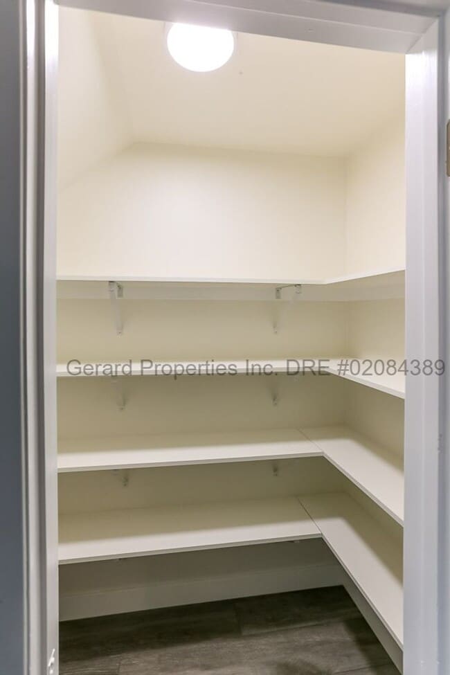 Building Photo - 3 bedroom Townhome with downstairs primary...