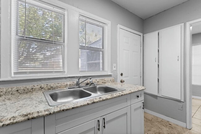 Building Photo - Spacious 3bdrm/1bath House $1995.00 ** Fen...