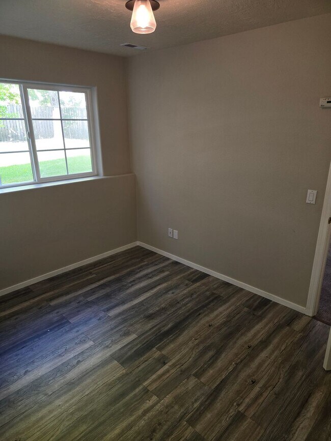 Building Photo - Beautiful home in desirable Riverside Harbor.