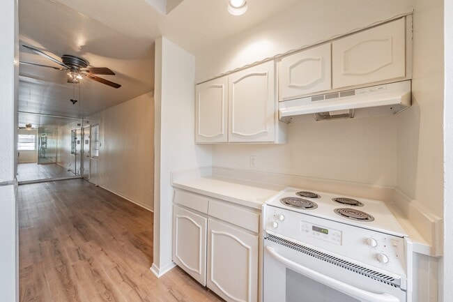 Building Photo - Updated Two Bedroom and One and Half Bathrooms apartment upstairs in the Cultural District!