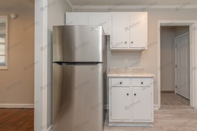 Building Photo - Newly Renovated & Spacious Home w/ Bonus Room