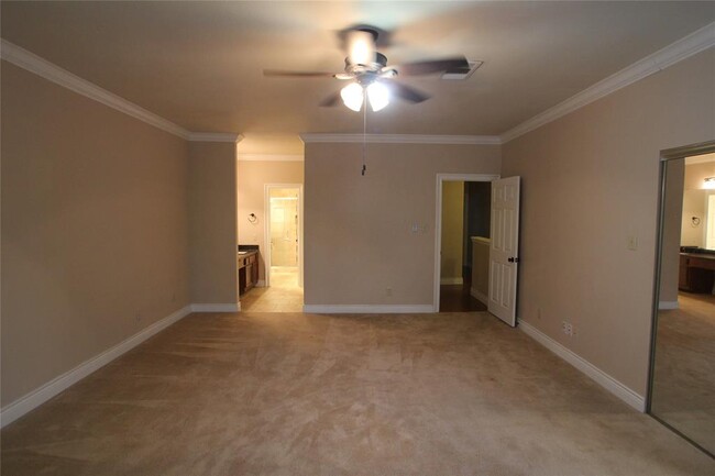 Building Photo - 17627 Red Oak Dr