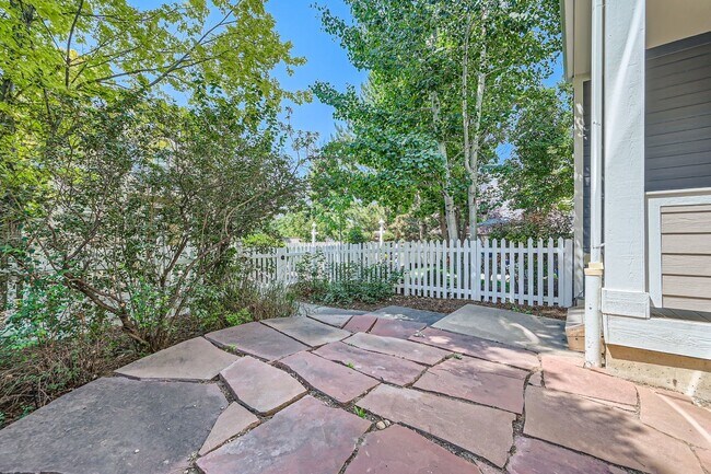 Building Photo - SW Longmont Townhome