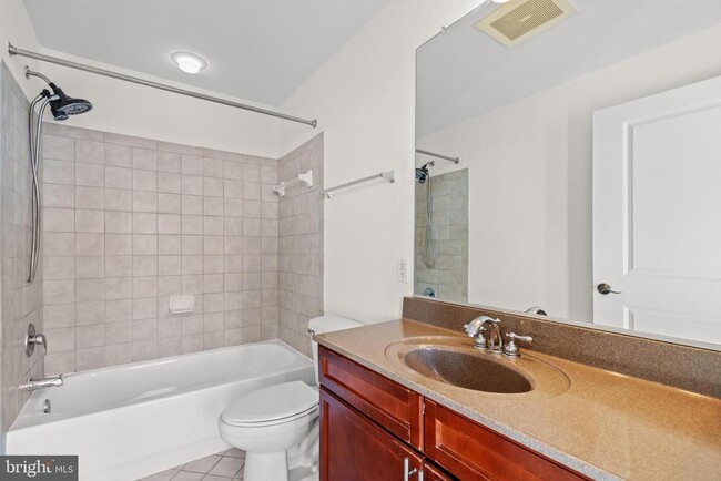 Building Photo - 1390 Kenyon St NW
