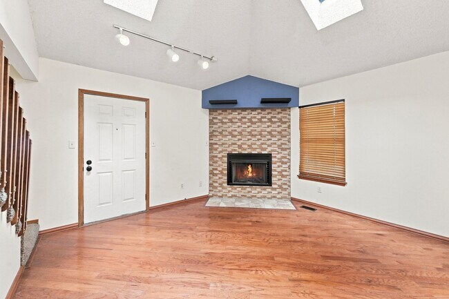 Building Photo - 3 bed, 3 full bath - perfect for roommates!