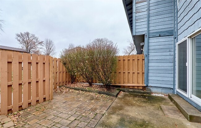 Building Photo - 2402 Savoy Dr