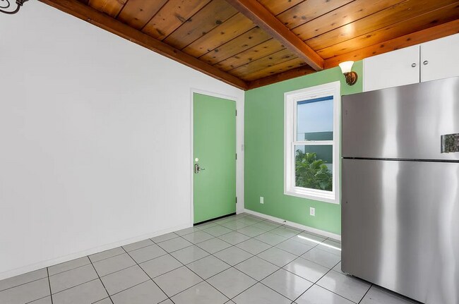 Building Photo - Vintage Beach Bungalow