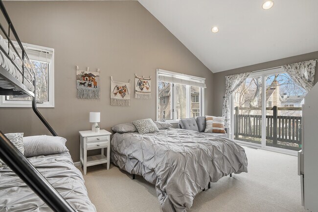 Building Photo - 515 Maple Ave