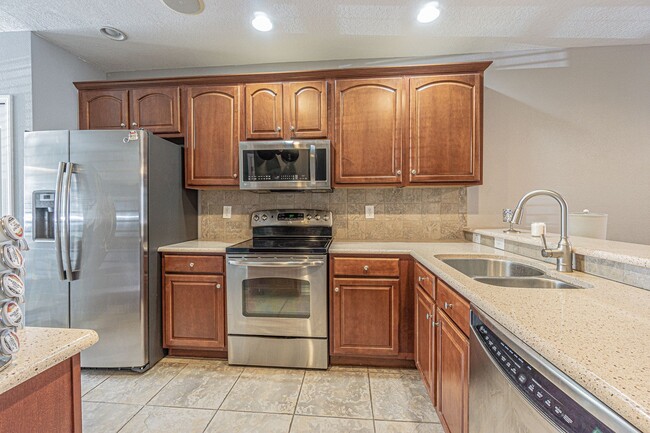 Building Photo - 2 Bedroom - 2.5 Bathroom - Gated Community...