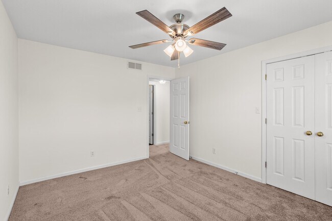 Building Photo - 2418 Northampton Dr