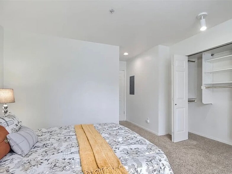 Building Photo - Bothell Townhouse