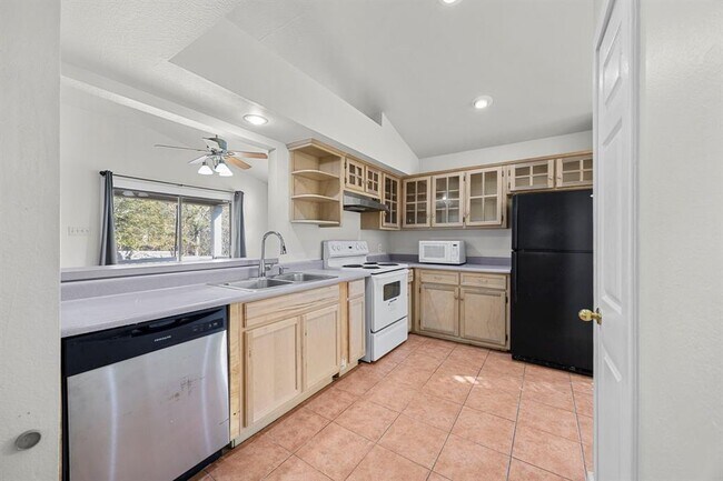 Building Photo - 208 S Cougar Ave