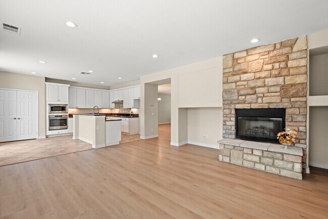 Building Photo - Ideal for Large Families – 6BR/4BA Eastval...