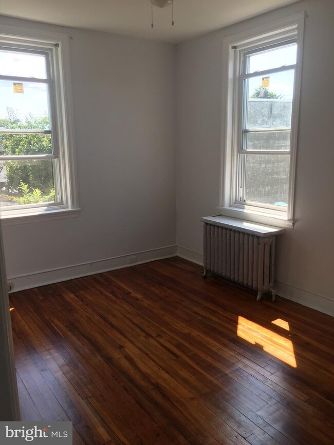 Building Photo - 5444 Addison St