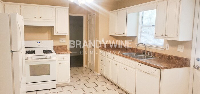 Building Photo - 190 Rosewood Dr