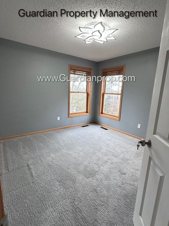 Building Photo - Minnetonka Home, 3 Car Garage, Large Primary, Updated Kitchen, Patio