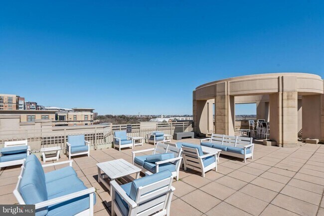Building Photo - Luxury Fully Furnished 2BR/2BA Corner Cond...