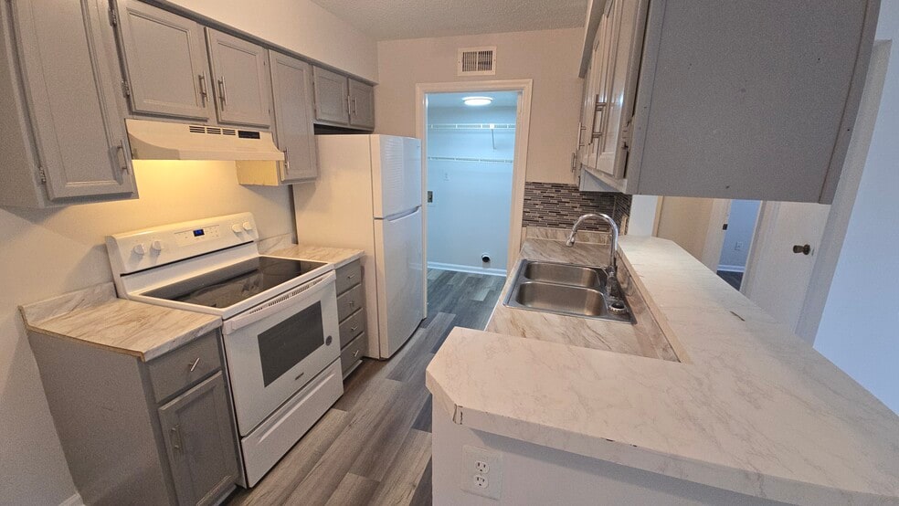 Primary Photo - Elmtree Apartments