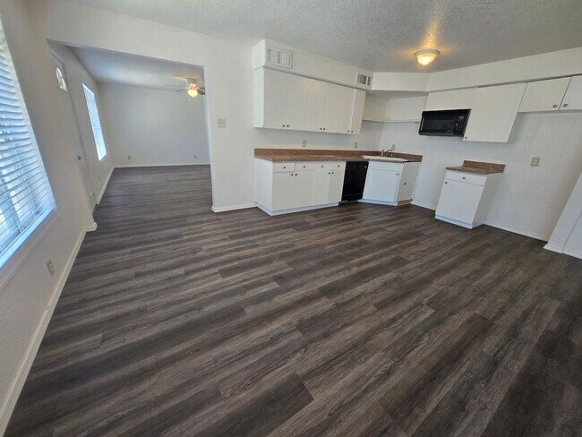 Building Photo - Spacious Home, Pets welcome