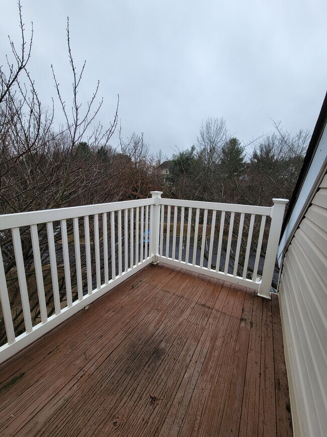 Building Photo - 913 Hillside Lake Terrace