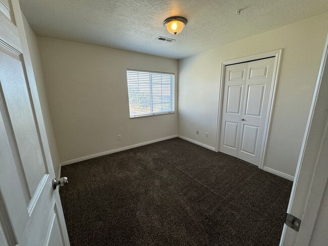 Building Photo - 3 bedroom 2 bath!! Available Now!!