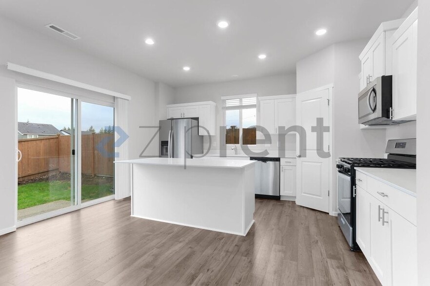 Building Photo - 1421 SW Pendleton Way