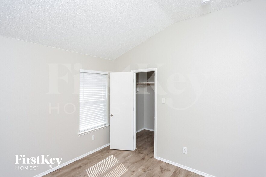 Building Photo - 10141 Chapel Ridge Dr