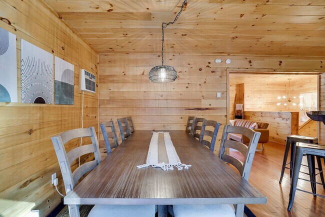 Building Photo - 255 Hillary Dr W