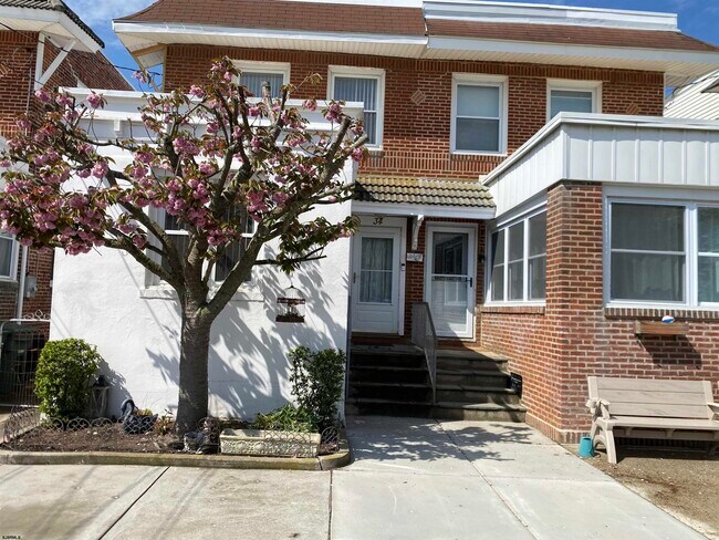 Primary Photo - 34 N Montgomery Ave