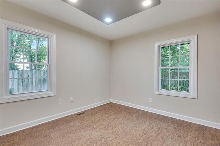 Building Photo - 2314 Woodside Way
