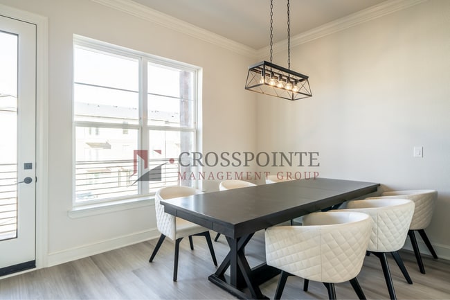 Building Photo - Luxury 3 bedroom, 3.5 Bath, 2 Car Garage Townhome- Fully Furnished!