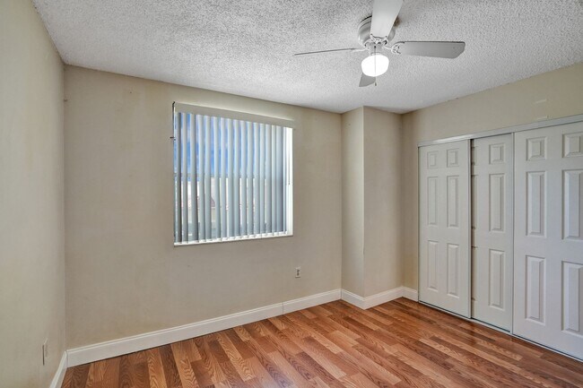 Building Photo - Townhouse with 2 Beds, 2.5 Baths, In-Unit Washer/Dryer, and Private Backyard