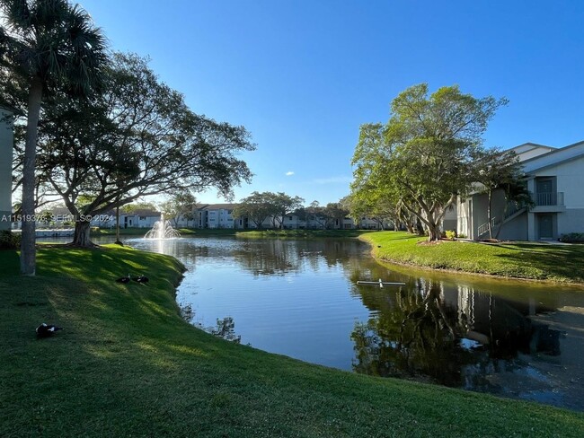 Building Photo - Spacious 2-bed, 1-bath apartment - Ponte Verde at Palm Beach Lakes