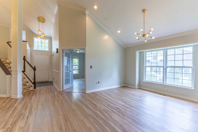 Building Photo - Spacious & Stylish 3-Bedroom Townhome in S...