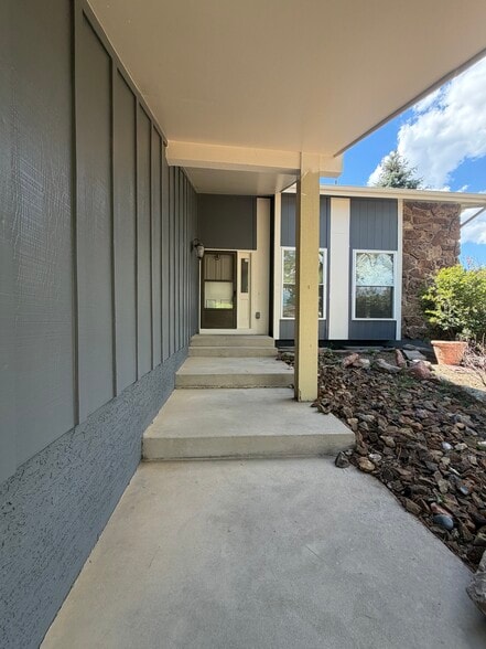 Building Photo - 1140 Cenotaph Cir