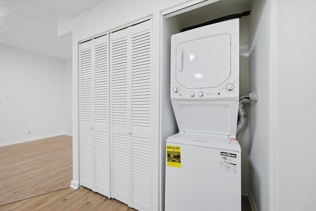 Building Photo - 3037 N Southport Ave