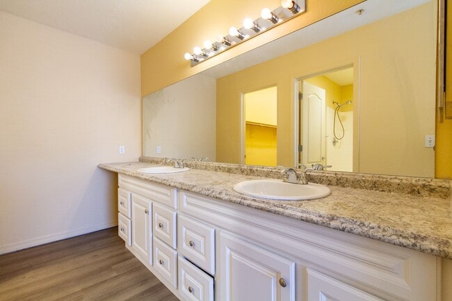 Building Photo - Beautiful, freshly upgraded 2 bedroom/ 2 bathroom condo in Mesa!