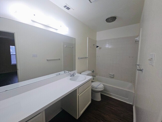 Building Photo - Perfect location in NRH!  Awesome duplex w...