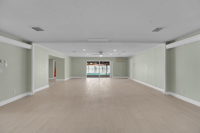 Building Photo - 154 SE Naranja Ave