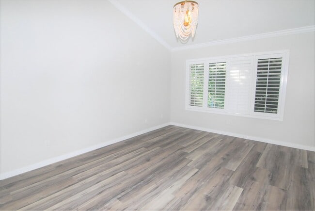 Building Photo - Stunning Fully Remodeled Condo in Costa Mesa